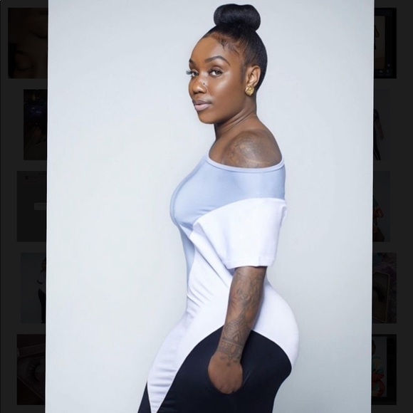 Off the shoulder - Picture 1 of 4